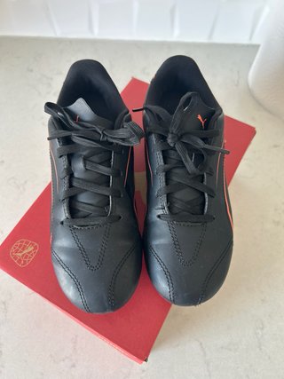Scarpe da calcio Puma bambino nere e arancioni