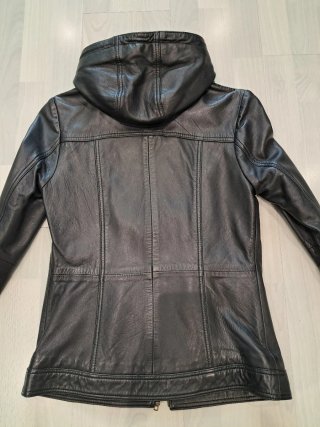 Chaqueta de piel negra para mujer