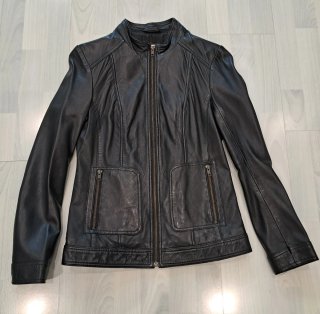 Chaqueta de piel negra para mujer