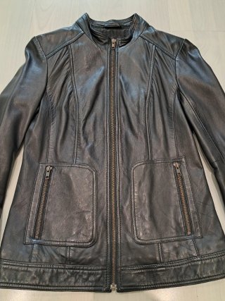 Chaqueta de piel negra para mujer