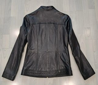 Chaqueta de piel negra para mujer