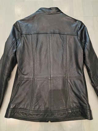 Chaqueta de piel negra para mujer