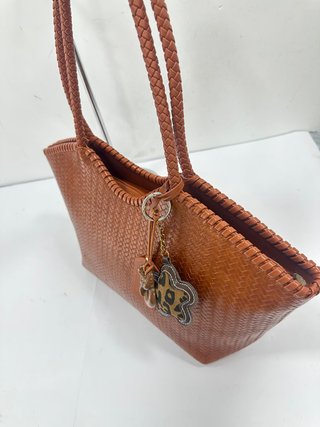 Bolso de cuero marrón con llavero