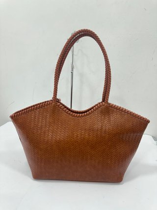Bolso de cuero marrón con llavero