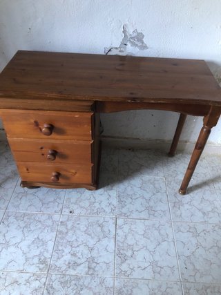 Escritorio de madera con cajones