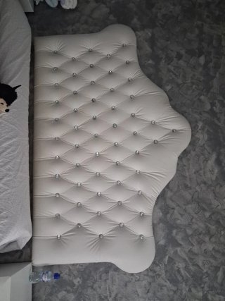 Cabecero blanco capitoné con diamantes