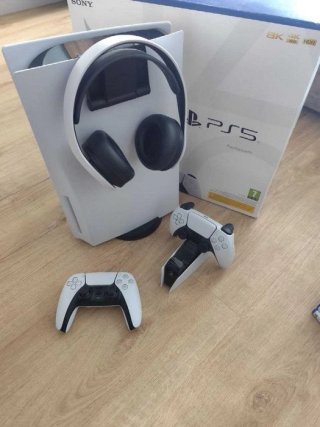 PS5 + 2 mandos + auriculares + 7 juegos