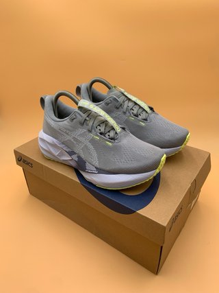 Asics Novablast 5 Gris/Amarillo