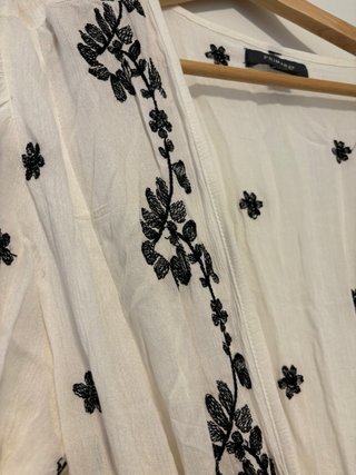Cárdigan blanco bordado negro