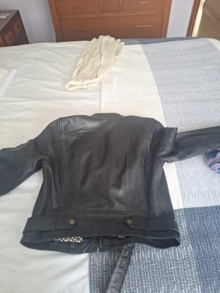 Chaqueta corta piel tachuelas T.34