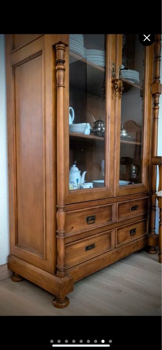 Vitrina de madera maciza con puertas de cristal