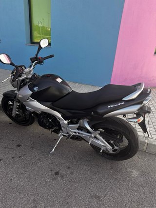 Suzuki GSR 600 Naked Negra/Plata