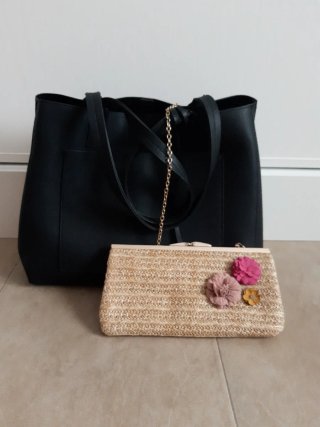 Dos bolsos: negro y beige