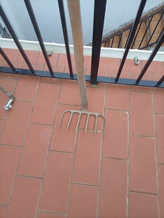 Rastrillo de jardín metal y madera