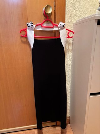 Vestido negro con banda blanca.