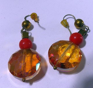 Orecchini pendenti con perle e cristalli