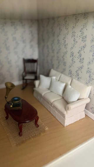 Casa de muñecas de madera con muebles