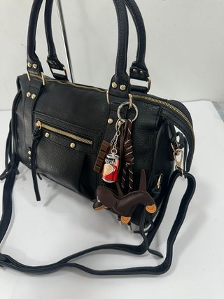 Bolso negro con llavero