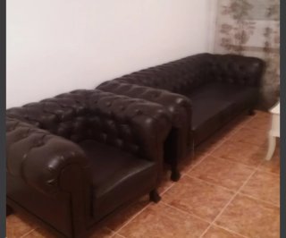 Sofá Chester, piel sintética marrón cholocate.