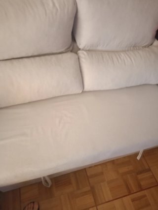 Cama beige y morada