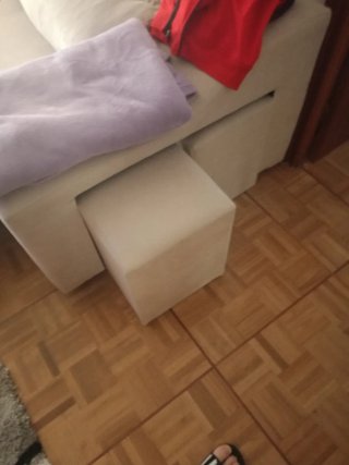 Cama beige y morada