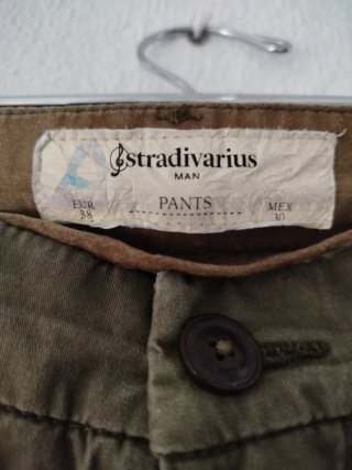 Pantalón chino caballero verde caqui.