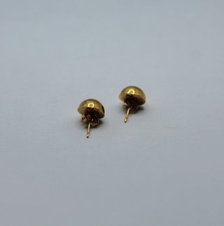 Pendiente de oro de 18k. Peso: 1.46 g.