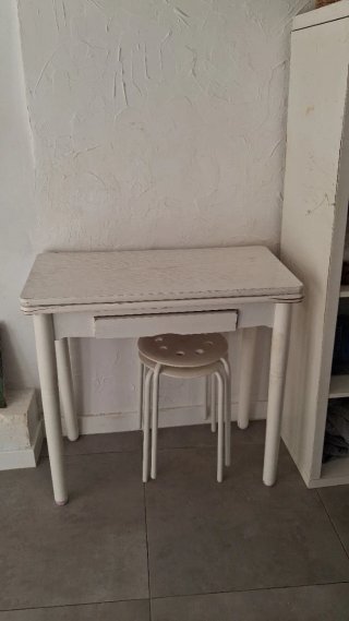 Mesa de madera y taburetes