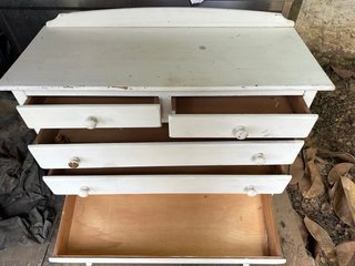 Cómoda de madera blanca