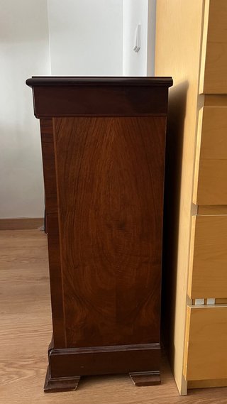 Estantería de madera marrón