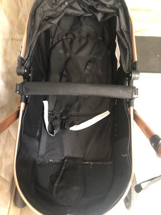 Carrito de bebé negro y dorado