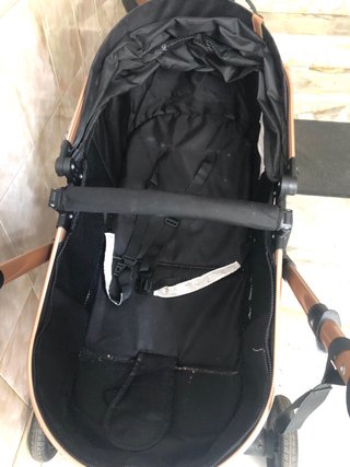 Carrito de bebé negro y dorado