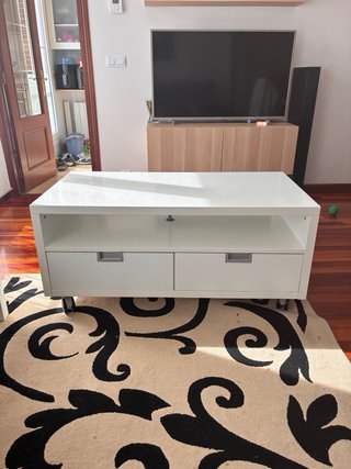 Mesa TV con cajones y ruedas