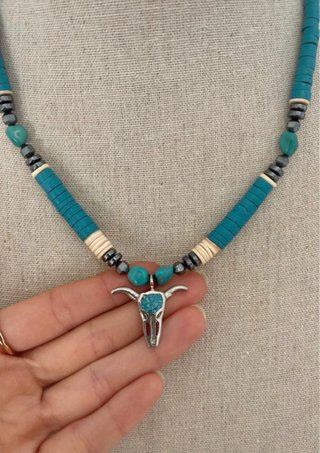 Collar con calavera y piedras turquesa