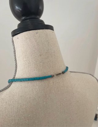 Collar con calavera y piedras turquesa