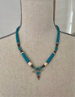 Collar con calavera y piedras turquesa