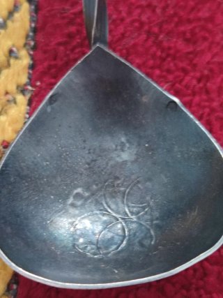 Cuchara de plata de ley con piedra morada