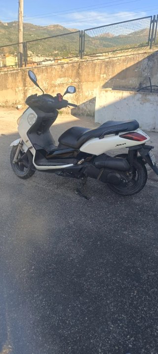 Yamaha Maxi Scooter Negra y Blanca