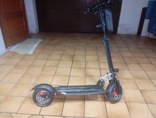 Patinete Eléctrico con Casco Blanco