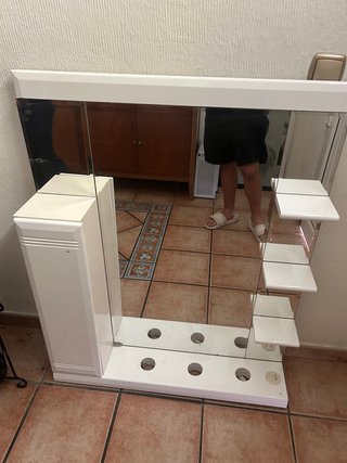 Mueble de baño con espejo y estantes
