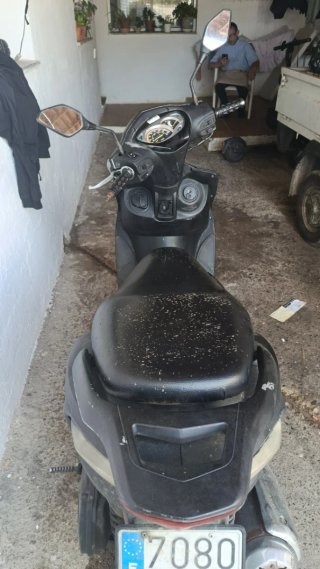 Moto Scooter 125cc Negra y Gris