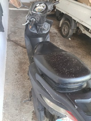 Moto Scooter 125cc Negra y Gris