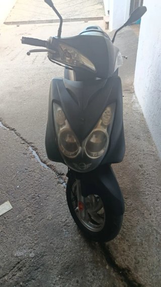 Moto Scooter 125cc Negra y Gris