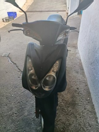 Moto Scooter 125cc Negra y Gris