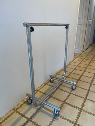 Perchero Metálico Resistente con Ruedas