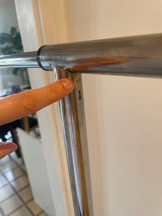 Perchero Metálico Resistente con Ruedas