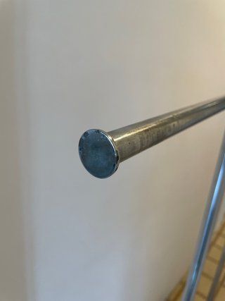 Perchero Metálico Resistente con Ruedas