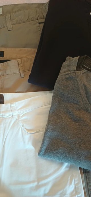 3 pantaloni + 1 felpa + 1 maglioncino