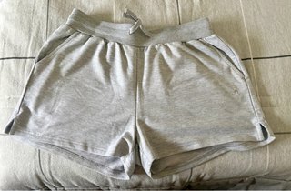 Pantalón corto gris