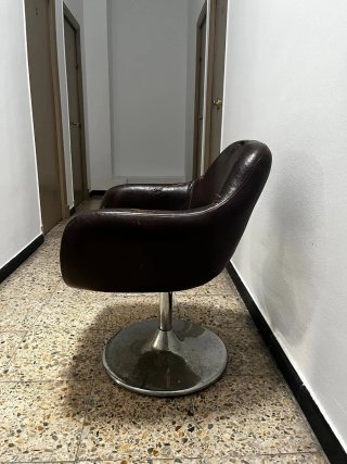 Sillón de cuero marrón para restaurar